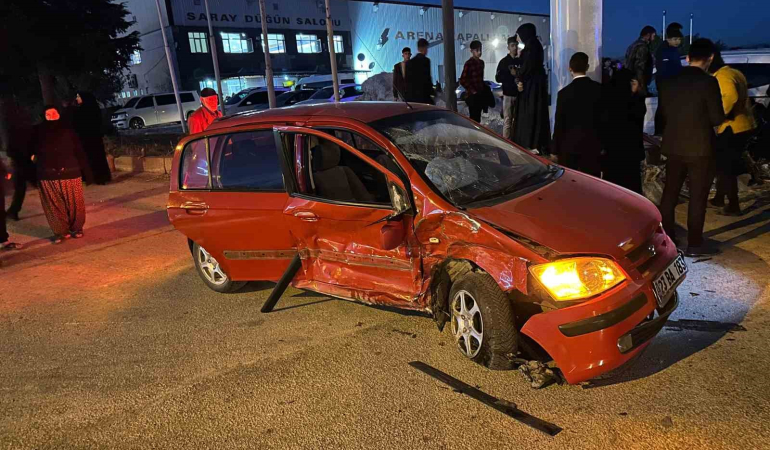 Elazığda İki̇ Otomobi̇l Çarpıştı: 5 Yaralı