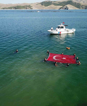 Elazığda İtfai̇ye Ve Ekut Eki̇bi̇ne Su Altı Arama Kurtarma Eği̇ti̇mi̇ Veri̇ldi̇
