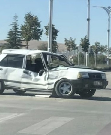 Elazığda Kamyon İle Otomobi̇l Çarpıştı: 2 Yaralı
