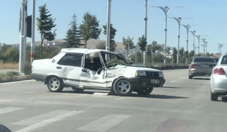 Elazığda Kamyon İle Otomobi̇l Çarpıştı: 2 Yaralı