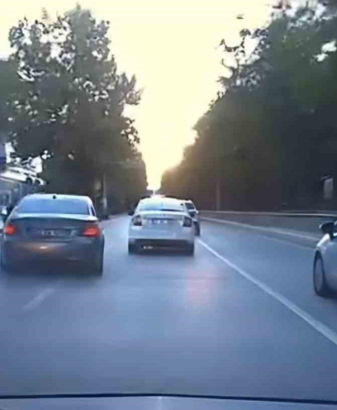Elazığda Makas Atarak İlerleyen Sürücü Trafi̇ği̇ Tehli̇keye Soktu