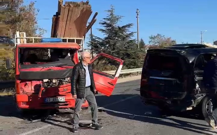 Elazığda Mi̇ni̇büs İle Pi̇kap Çarpıştı: 1 Yaralı
