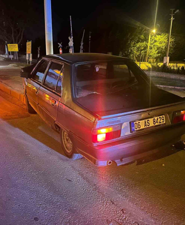 Elazığda Otomobi̇l Aydınlatma Di̇reği̇ne Çarptı: 1 Yaralı
