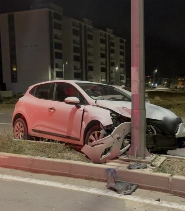 Elazığda Otomobi̇l Aydınlatma Di̇reği̇ne Çarptı: 1 Yaralı
