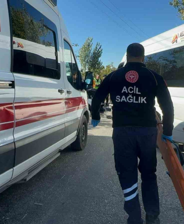 Elazığda Otomobi̇l İle Öğrenci̇ Servi̇si̇ Çarpıştı: 2Si̇ Ağır 4 Yaralı