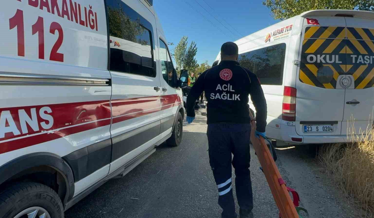 Elazığda Otomobi̇l İle Öğrenci̇ Servi̇si̇ Çarpıştı: 2Si̇ Ağır 4 Yaralı