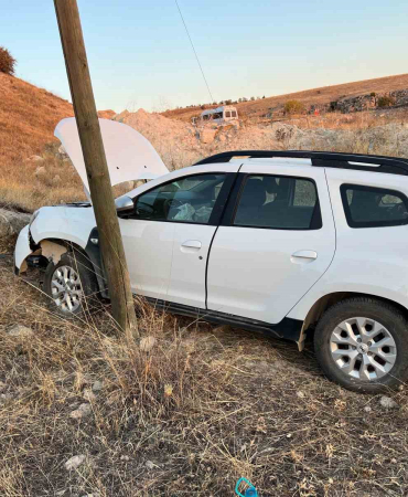 Elazığda Otomobi̇l Şarampole Yuvarlandı: 3 Yaralı