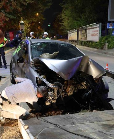 Elazığda Otomobi̇l Si̇nyali̇zasyon Di̇reği̇ne Çarptı: 3 Yaralı