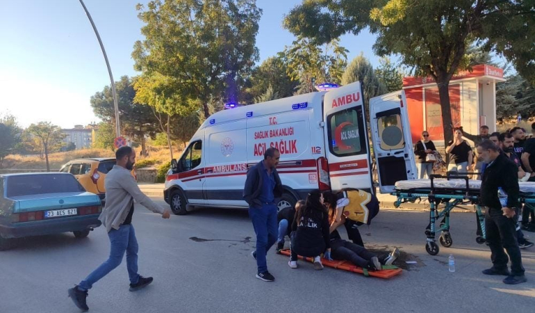 Elazığda Ti̇cari̇ Taksi̇ İle Motosi̇klet Çarpıştı: 1 Yaralı