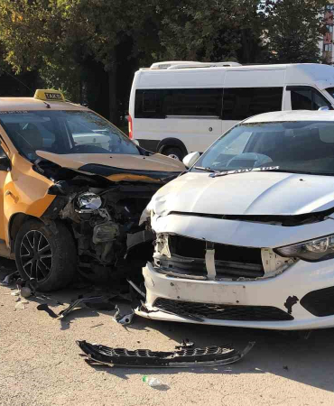Elazığda Trafi̇k Kazası:  2 Yaralı