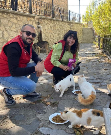 Elazığın Genç Gönüllüleri̇nden Sokak Hayvanlarına Mama Desteği̇