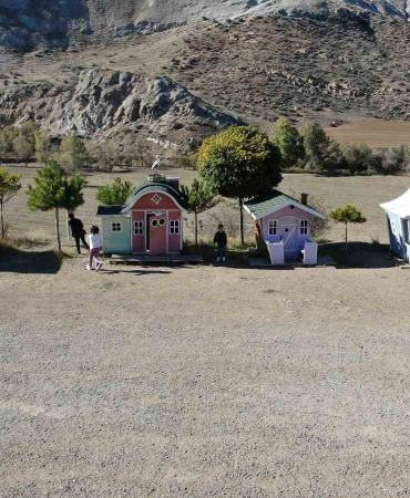 Emekli̇li̇ği̇ni̇ Çocuklara Adadı, Türki̇yeni̇n İlk Çocuk Köyünü Kurdu
