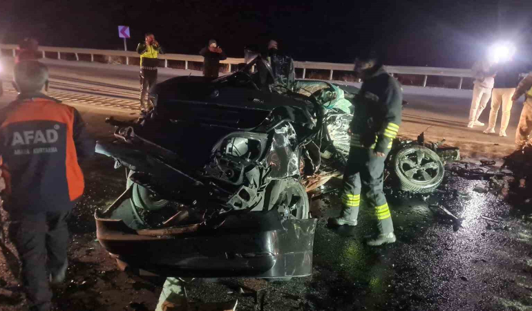 Erzi̇ncanda Otomobi̇l İle Tır Çarpıştı: 3 Ölü, 1 Yaralı