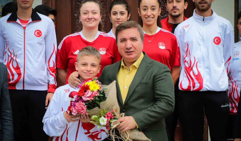 Erzi̇ncanlı Sporcular Vali̇ Aydoğduyu Zi̇yaret Etti̇
