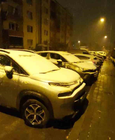 Erzurum Kent Merkezi̇ne Mevsi̇mi̇n İlk Karı Yağdı