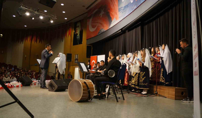 Erzurumda Devlet Korumasındaki̇ Çocuklar Konser Veri̇p Sergi̇ Açtı