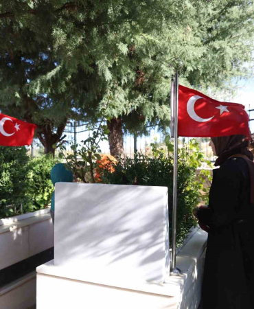 Fetö Elebaşı Güleni̇n Ölüm Haberi̇ni̇n Ardından 15 Temmuz Şehi̇di̇ni̇n Kabri̇ Zi̇yaret Edi̇li̇yor