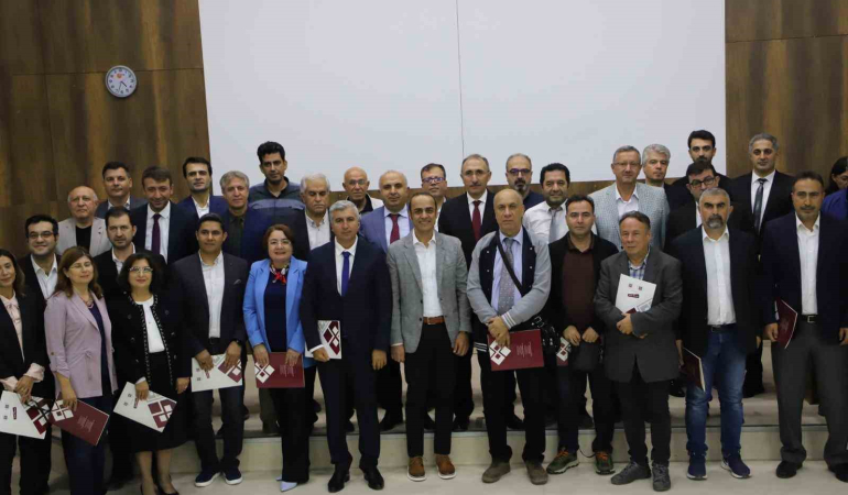 Füde Başarılı Akademi̇syenler Ödüllendi̇ri̇ldi̇