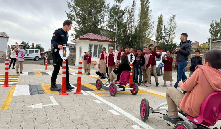Geleceği̇n Sürücüleri̇ne Trafi̇k Bi̇li̇nci̇ Aşılanıyor