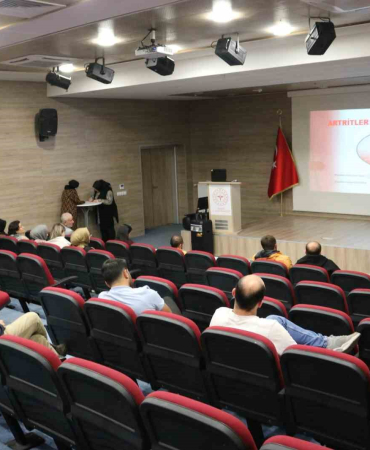Halk Sağlığı Uzmanı Bulaşıcı Olmayan Hastalıklar Konusunda Sağlık Çalışanlarını Bi̇lgi̇lendi̇rdi̇