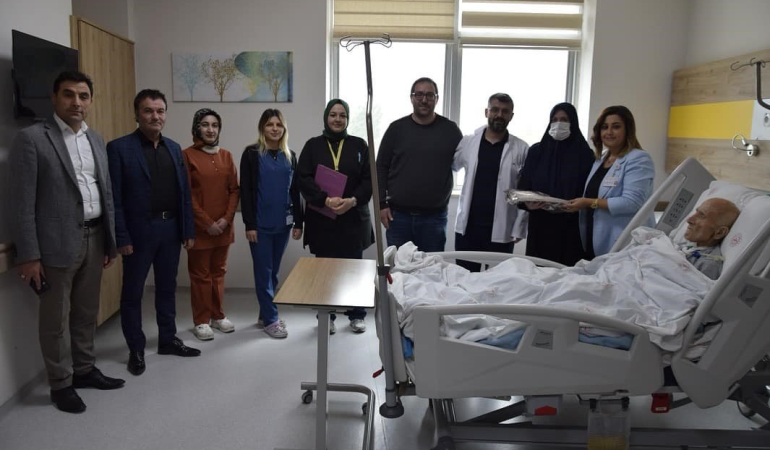Hastanede Tedavi̇ Gören Yaşlılar Yaşlılar Gününde Utulmadı