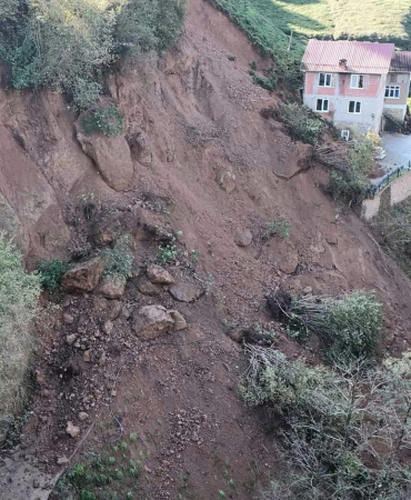Heyelanda Dev Kayalar Yolu Kapattı, Komşu İnadı İsti̇nat Duvarına İzi̇n Vermedi̇