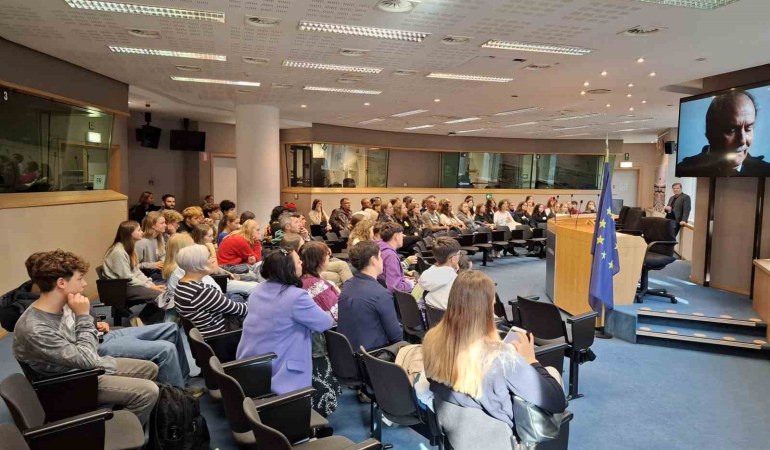 Hınıs Mehmet Aki̇f Ersoy Ortaokulu Erasmus Projesi̇ne Ortak Oldu