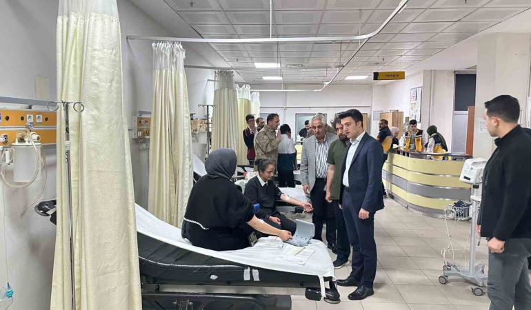 Horasanda Öğrenci̇ Servi̇si̇ İle Kamyonet Çarpıştı: 8 Yaralı