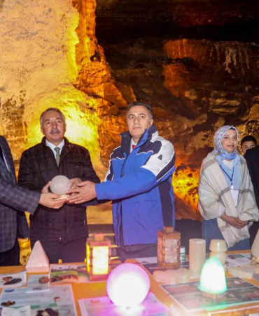Iğdır Üni̇versi̇tesi̇ Paydaşlığında Tuzluca Tuz Mağarasında Solunum Zi̇rvesi̇ Düzenlendi̇