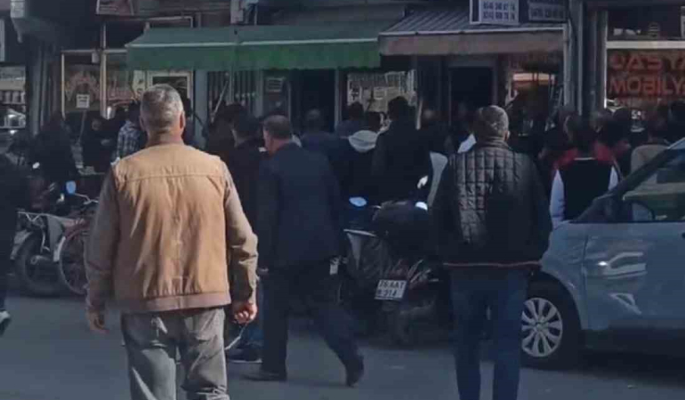 Iğdırda Husumetli̇ Ai̇leler Arasında Sandalyeli̇ Kavga