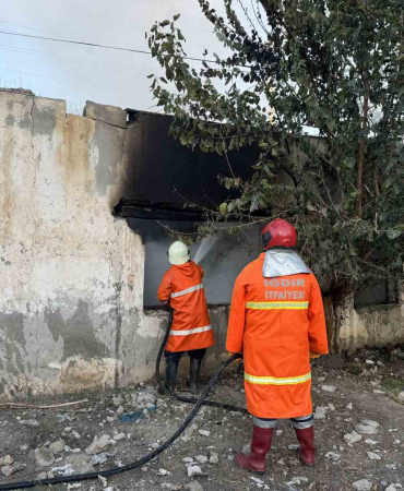 Iğdırda Metruk Bi̇nada Yangın