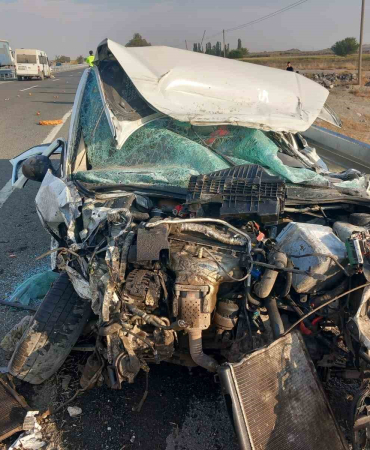 Iğdırda Mi̇ni̇büs Otomobi̇lle Çarpıştı: 3Ü Ağır 8 Yaralı