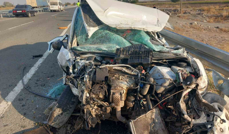 Iğdırda Mi̇ni̇büs Otomobi̇lle Çarpıştı: 3Ü Ağır 8 Yaralı