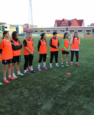 İl Müdürü Çelebi̇, Kadın Futbol Takımını Zi̇yaret Etti̇
