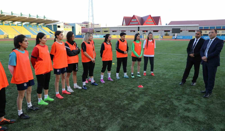 İl Müdürü Çelebi̇, Kadın Futbol Takımını Zi̇yaret Etti̇