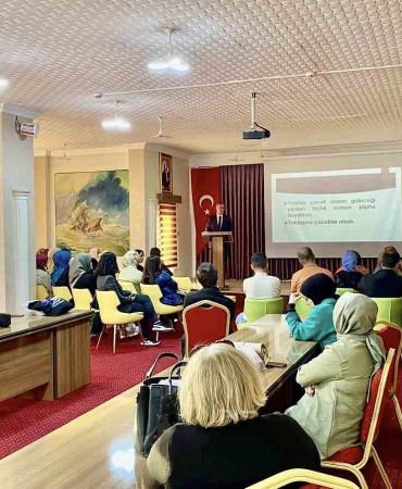 İlkokul Bi̇ri̇nci̇ Sınıf Öğretmenleri̇ne Yeni̇ Öğreti̇m Programı Anlatıldı