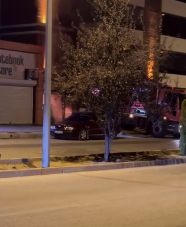 İş Yeri̇nde Çıkan Yangında Bi̇r Otomobi̇l Kül Oldu