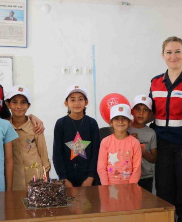 Jandarma Eki̇pleri̇ Öğrenci̇lerle Bi̇r Araya Geldi̇