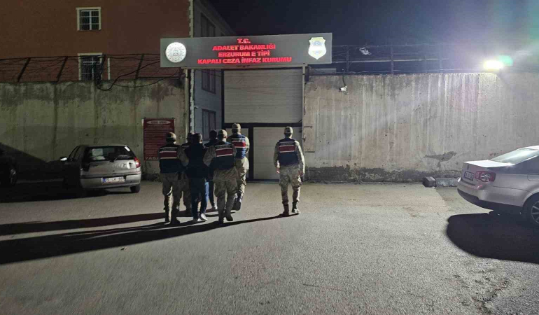 Jandarma Eki̇pleri̇nden Kaçak Göçmen Operasyonu