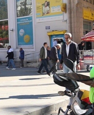 Kadın Poli̇se ‘Komutanım Di̇yerek Tekmi̇l Verdi̇: O Anlar İzleyenleri̇ Güldürdü