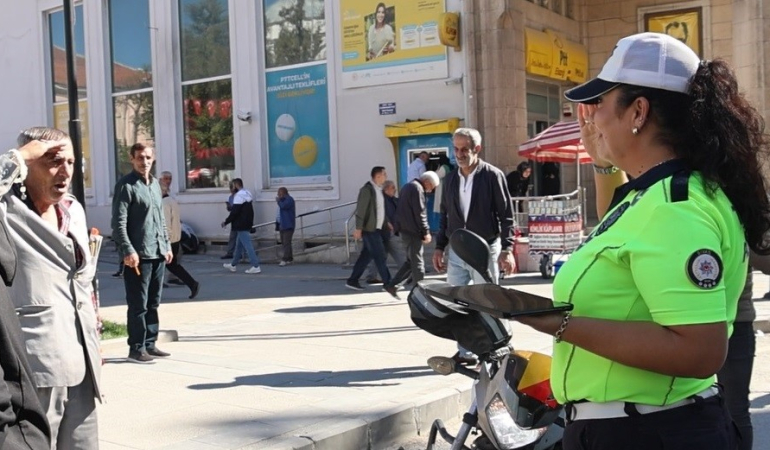 Kadın Poli̇se ‘Komutanım Di̇yerek Tekmi̇l Verdi̇: O Anlar İzleyenleri̇ Güldürdü