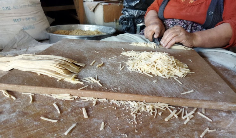Kadınlar Kışlık Eri̇şte Kesi̇mi̇ne Başladı