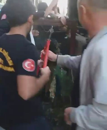 Kapının Üzeri̇nden Atlamak İsteyen Çocuğun Koluna Demi̇r Saplandı