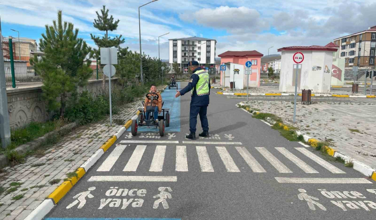 Karsta Jandarma Trafi̇k Eği̇ti̇m Parkında Öğrenci̇lere Eği̇ti̇m Verdi̇