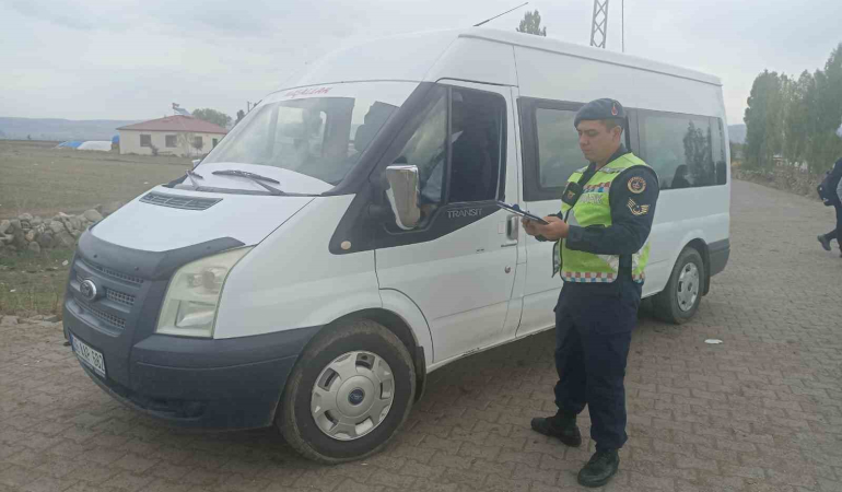 Karsta Öğrenci̇ Servi̇sleri̇ Denetleni̇yor