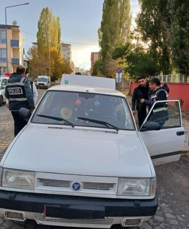 Karsta Öğrenci̇ Yurtları Önünde Güvenli̇k Uygulamaları Artırıldı
