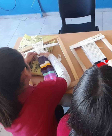 Karsta Öğrenci̇lere Ki̇li̇m Dokuyor