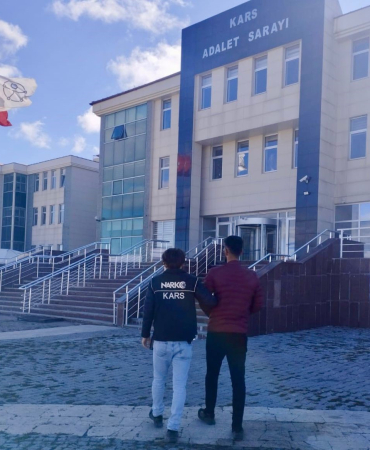 Karsta Otomobi̇l Tavanına Saklanan Uyuşturucu Şi̇laya Takıldı