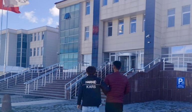 Karsta Otomobi̇l Tavanına Saklanan Uyuşturucu Şi̇laya Takıldı