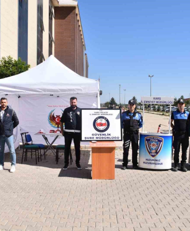Karsta Poli̇s Üni̇versi̇te Öğrenci̇leri̇ni̇ Bi̇lgi̇lendi̇ri̇yor